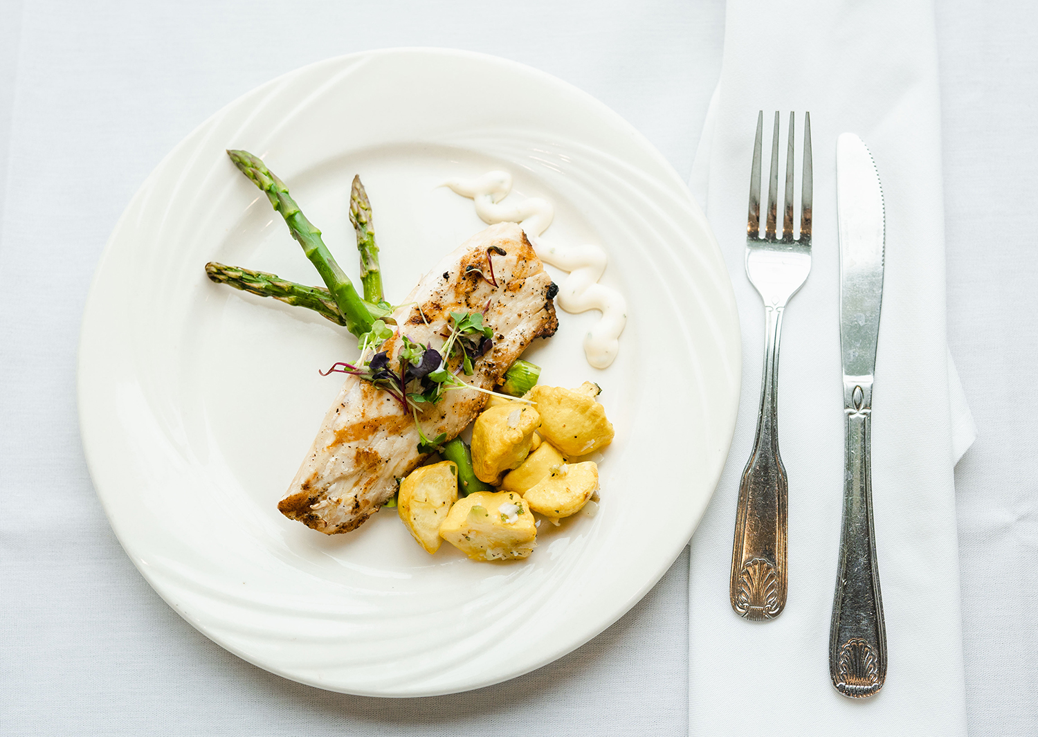 Elegantly plated chicken, asparagus and potatoes